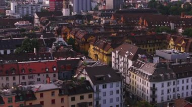 Yerleşim yerinin üzerinden uç. Çeşitli renklerde geleneksel apartman daireleri. Zürih, İsviçre.