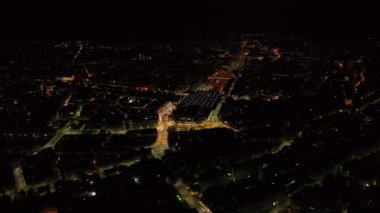 Gece şehrinin havadan panoramik görüntüsü. Hauptbahnhof ve çevresindeki sokaklar gece parlıyor. Zürih, İsviçre.