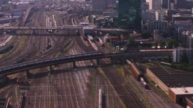 Tren birimi köprüden geçiyor. Şehirdeki tüm tren istasyonlarını kapsıyor. Demiryolu altyapısındaki trafiğin havadan görüntüsü. Zürih, İsviçre.