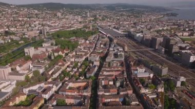 Şehrin hava panoramik görüntüleri. Ana tren istasyonu çevresindeki şehir merkezlerindeki caddeler ve binalar. Zürih, İsviçre.