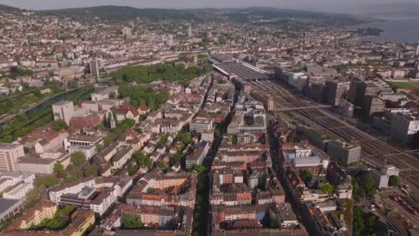 都市の空中パノラマ映像 メイン駅周辺の市街地の通りや建物 チューリッヒ スイス — ストック動画