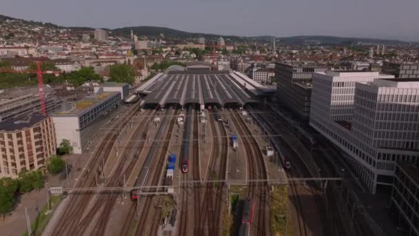 Bakåtspårning Tåg Som Lämnar Hauptbahnhof Flygfoto Över Järnvägsinfrastruktur Staden Zürich — Stockvideo