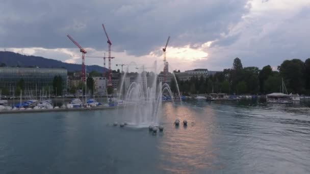 向前飞越Springbrunnen Aquaretum 湖岸附近的源头 升起的镜头揭示了日落时的码头和城市建筑 瑞士苏黎世 — 图库视频影像