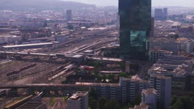 Modern kentteki geniş tren yolu üzerinde giden araçların hava görüntüleri. Zürih, İsviçre.
