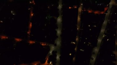 İkametgah mahallelerindeki sokakları aydınlatan kuş bakışı görüntüler. Geceleri şehir. Zürih, İsviçre.