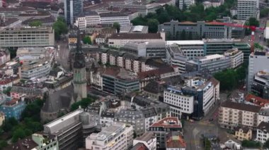 Şehir merkezindeki çok katlı apartmanların havadan çekilmiş görüntüleri. Citykirche Offener St. Jakob 'un uzun ve ince kulesi. Zürih, İsviçre.