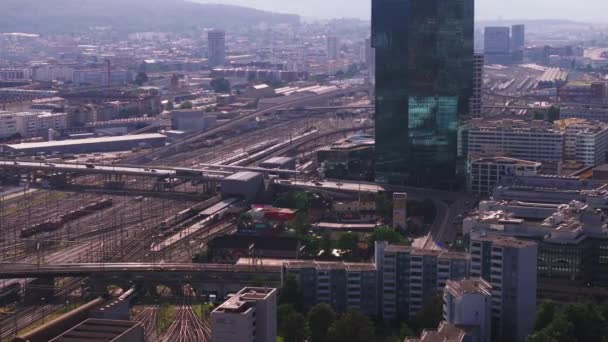在现代城市 在宽阔的铁路院子里 汽车在公路桥上行驶的空中镜头 瑞士苏黎世 — 图库视频影像