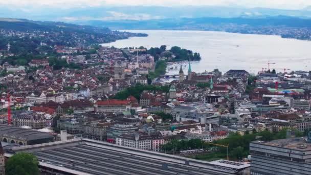 역사적인 명소와 배경에 호수와 마을의 비디오 취리히 스위스 — 비디오
