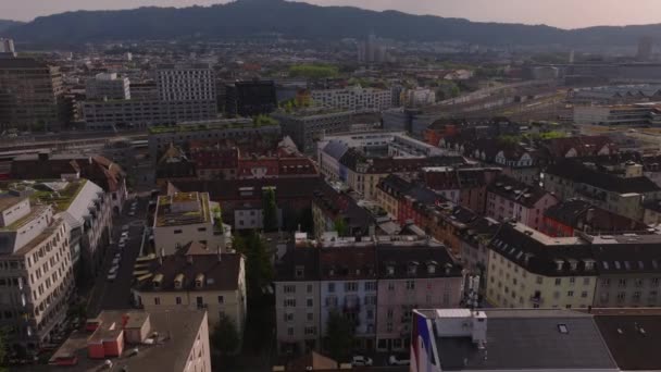 その後 忙しい鉄道トラックや大型鉄道ヤードの近くに住宅都市のボロの上空を飛ぶ チューリッヒ スイス — ストック動画
