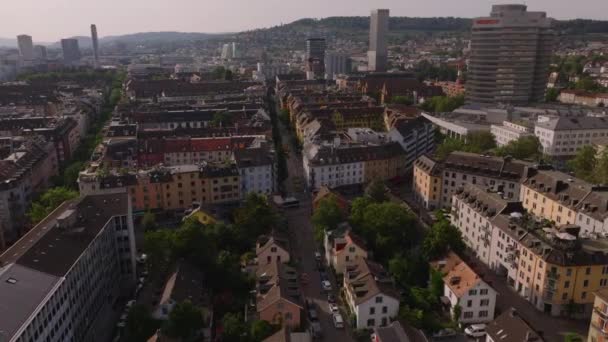 市区公寓楼的空中拍摄 揭示了现代办公大楼 瑞士苏黎世 — 图库视频影像