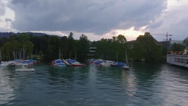Schiebe Offenbarung Der Uferpromenade Mit Reihen Von Festgemachten Booten Und — Stockvideo