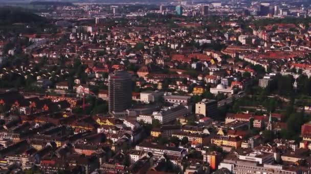 住宅街並みの空中展望 近代的な高層オフィスビルは 周辺の町の開発の上に建っています チューリッヒ スイス — ストック動画