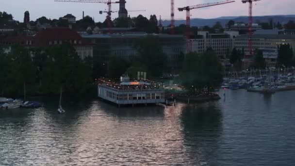 空中滑翔机和水面上餐厅的盘片断 黄昏时分 海滨和码头在城市里 瑞士苏黎世 — 图库视频影像