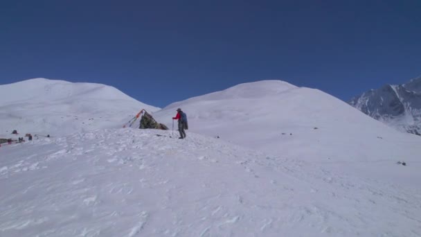 在喜马拉雅山 空中上升的观点是 高加索男性远足者在远足路径上与两极上升到提利科的观点 探险者独自探索喜马拉雅山 — 图库视频影像