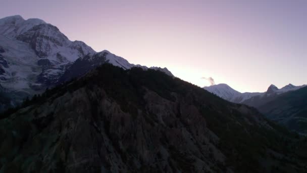山顶上的空中透视图森林揭示了喜马拉雅山的白雪峰 Annapurna电路远行 尼泊尔 雄伟壮丽的尼泊尔山脉背景 — 图库视频影像