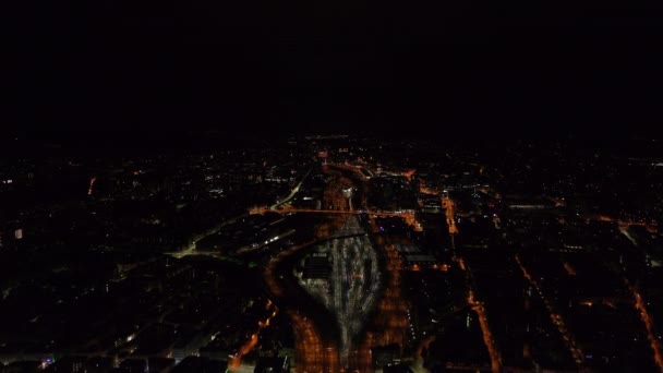 都市を通過する鉄道インフラの航空映像 多国籍鉄道線のナイトショット チューリッヒ スイス — ストック動画