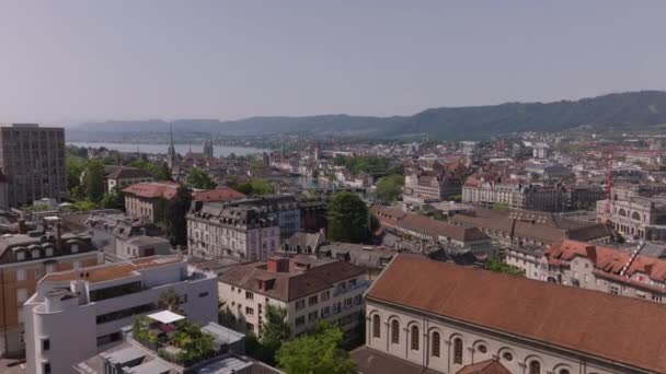 화창한 자치구의 앞으로 도시의 오래된 스토리 건물과 취리히 스위스 — 비디오