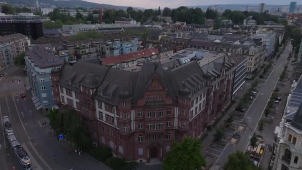 Hög Vinkel Utsikt Över Historiska Lägenhetshus Med Röd Tegelfasad Luta — Stockvideo