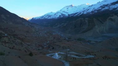 Hava panoramik manzaralı geleneksel Nepal köyleri Alp nehri vadisindeki evlerdir. Nepal tarihi mirası ve kültürü. Annapurna gezisi. Tilicho merkez kamp alanı
