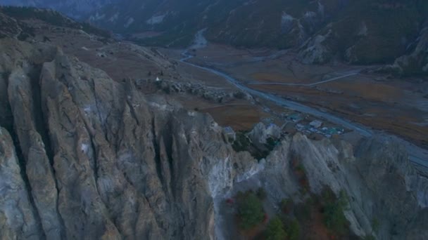 Літайте Уздовж Гострого Міцного Гірського Хребта Виявляється Широка Долина Селом — стокове відео