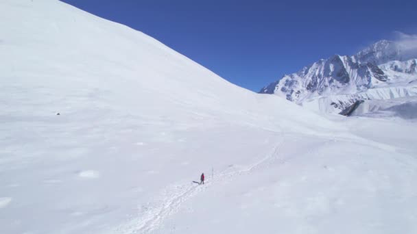 空中俯瞰独行的男子远足者在提利科湖小径雪地的小径上跋涉 经过山路 马南区Annapurna步行线路 探索尼泊尔喜马拉雅山 — 图库视频影像