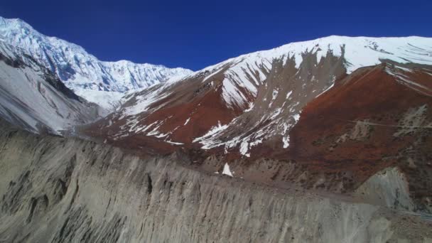 Letecký Pohled Ptačí Perspektivy Himálaje Pohoří Údolí Čerstvým Říčním Potokem — Stock video