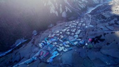 Nehir akıntısı olan Khangshar köyünün havadan aşağıya bakan evleri. Manang bölgesi. Tilicho ana kamp yolu. Himalayalar dağları. Himalaya konseptinde turizm ve seyahat