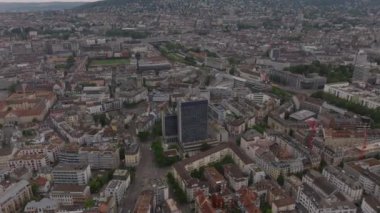 Büyük şehirdeki şehir gelişiminin hava panoramik görüntüsü. Şehir merkezindeki sokaklar ve binalar. Zürih, İsviçre.