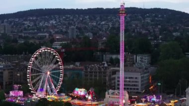 Alacakaranlıkta şehirdeki parkta Adrenalin etkisi. Parlak renkli yanıp sönen ışıklar. Zürih, İsviçre.