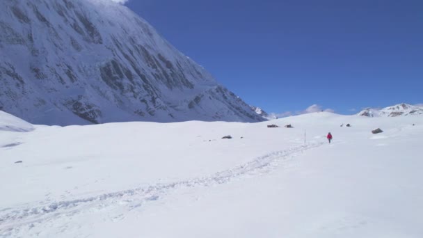 在阳光充足的天气条件下 在提利科湖小径上的尼泊尔山区 空中环视独行远足 Annapurna电路远行 探险尼泊尔之旅的探险家 — 图库视频影像