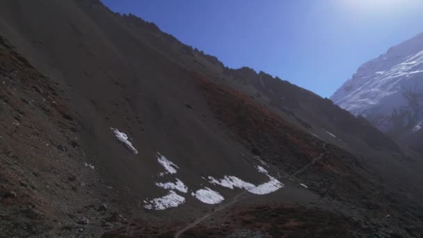 Letecká Obloha Odhaluje Turisty Stezce Komplexu Budov Himálajských Horách Treking — Stock video