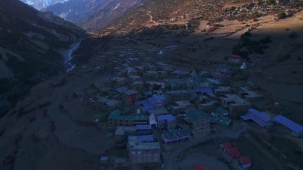 Inclinação Aérea Para Cima Vista Colorido Tradicional Nepalês Khangshar Casas — Vídeo de Stock