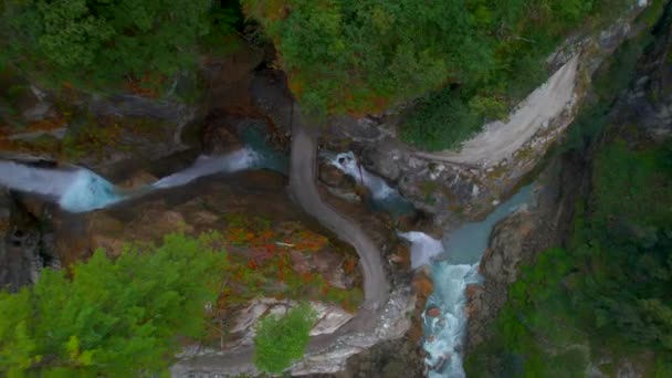 空中俯瞰使强大的瀑布溪流与河流峡谷相接近 喜马拉雅山环路山脉 自然尼泊尔会变得美丽 马南概念之路 — 图库视频影像
