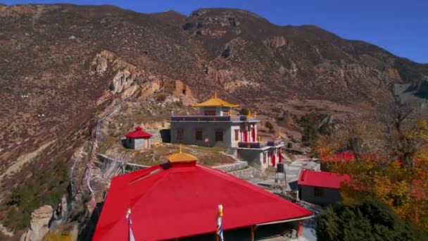 向前飞越Bhakra佛教修道院 山上漂亮的旧装饰建筑 尼泊尔Annapurna环路 Manang Valley — 图库视频影像