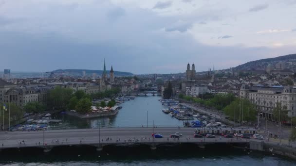 전진은 황혼에 역사적인 중심가에서 조용한 도시의 다리와 취리히 스위스 — 비디오