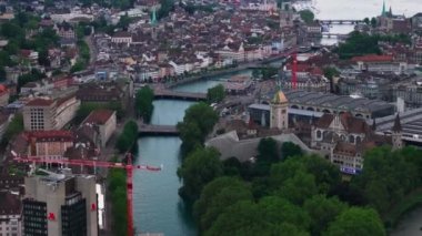 Nehrin tarihi şehri saran havadan görüntüsü. Yukarı eğildiğinde göl, kasaba ve tepeler karşı kıyıda. Zürih, İsviçre.