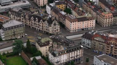 Şehir merkezindeki eski apartman binalarının yüksek açılı manzarası. Caddelerde trafik düşük. Zürih, İsviçre.
