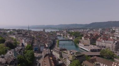 Tarihi şehir merkezinin hava görüntüleri. Tarihi yerler ve eski kasabadaki köprüleri olan nehir. Zürih, İsviçre.