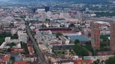 Şehir merkezindeki ve Letzigrund Stadyumu 'ndaki apartman dairelerinin hava görüntüleri. Zürih, İsviçre.