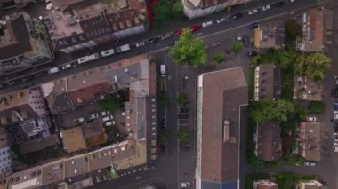 Şehirdeki trafiğin kuş bakışı görüntüsü. Çatısı teraslı çok katlı apartman blokları. Zürih, İsviçre.