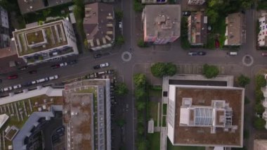 Kentsel çevredeki konut binalarının yüksek açılı görüntüsü. Arabalar park ediyor ve caddelerde araba sürüyor. Zürih, İsviçre.