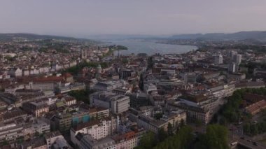 Şehirdeki binaların üzerinden yükseliyor. Nehirle eski ve büyük gölü gözler önüne seriyor. Zürih, İsviçre.