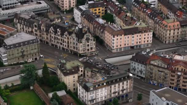 住宅都市部の古いアパートハウスのブロックの高角度ビュー 路上で交通量が少ない チューリッヒ スイス — ストック動画