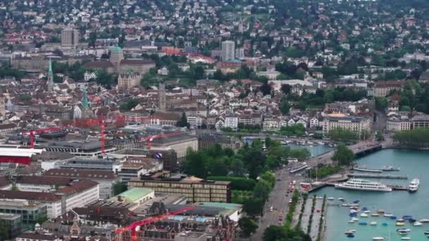 오래된 마을과 역사적인 근처에 보트와 강둑의 도시의 취리히 취리히 스위스 — 비디오
