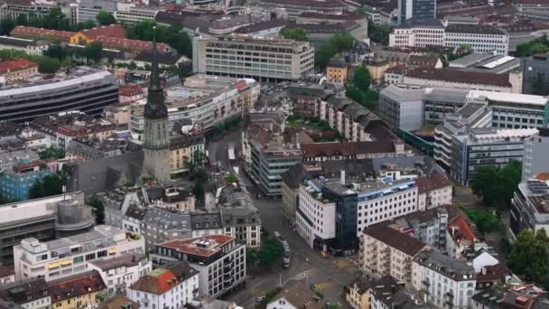 都市のアパートの建物のブロックの空中スライドとパン映像 通りや交差点を巡るトラム チューリッヒ スイス — ストック動画