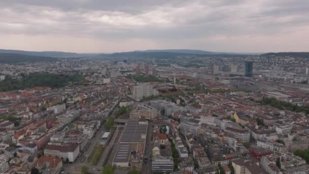 空は曇りの日に上空を飛んでいる 様々な建物や交通インフラ チューリッヒ スイス — ストック動画