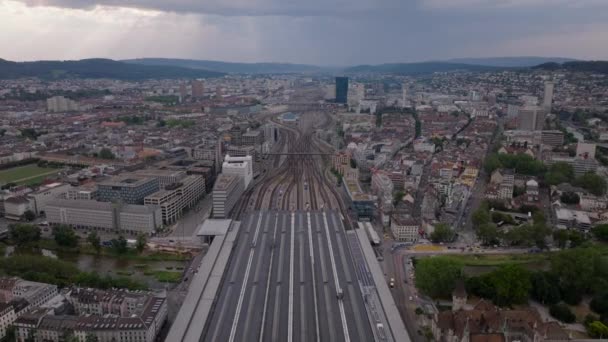 向后在火车站上方飞行 市区交通基建及周边建筑物的空中全景影像 瑞士苏黎世 — 图库视频影像