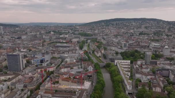 Şehir Merkezinden Akan Nehir Bankadaki Inşaat Alanında Çalışan Vinçler Şehrin — Stok video