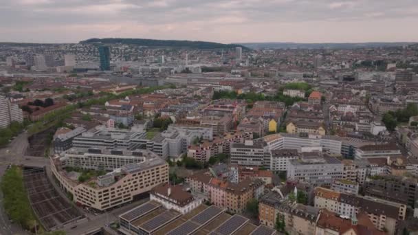 Framåt Flyger Över Bostadsområden Med Flervåningshus Zürich Schweiz — Stockvideo