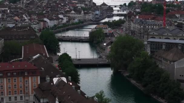 Hoge Hoek Uitzicht Rivier Bruggen Stad Rimpelwateroppervlak Reflecteert Lichtlucht Tilt — Stockvideo